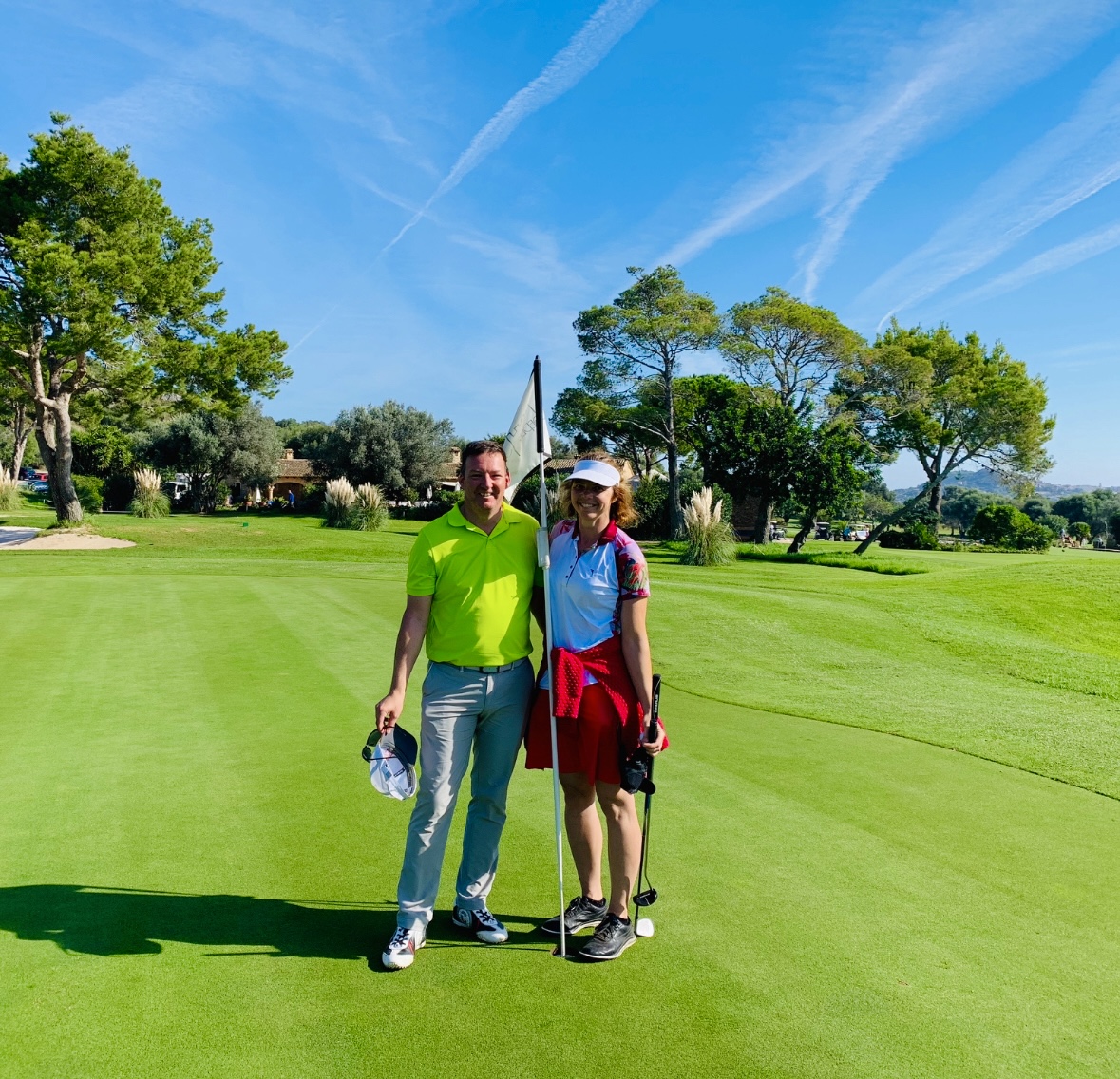 Zwei Golfer geben sich am 18. Grün die Hand – gelungener Abschluss einer Golfwoche auf Capdepera Golf.