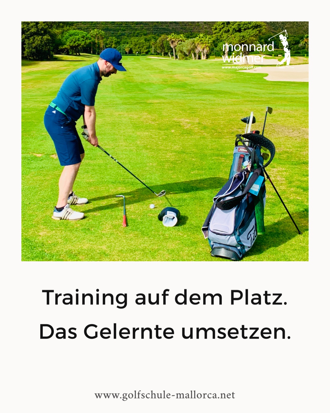 Golfer auf dem Fairway in der Ansprechposition, der mit einem Trainingshilfsmittel neben dem Ball seinen Schwungweg von innen übt, um das Gelernte von der Driving Range auf dem Platz umzusetzen.