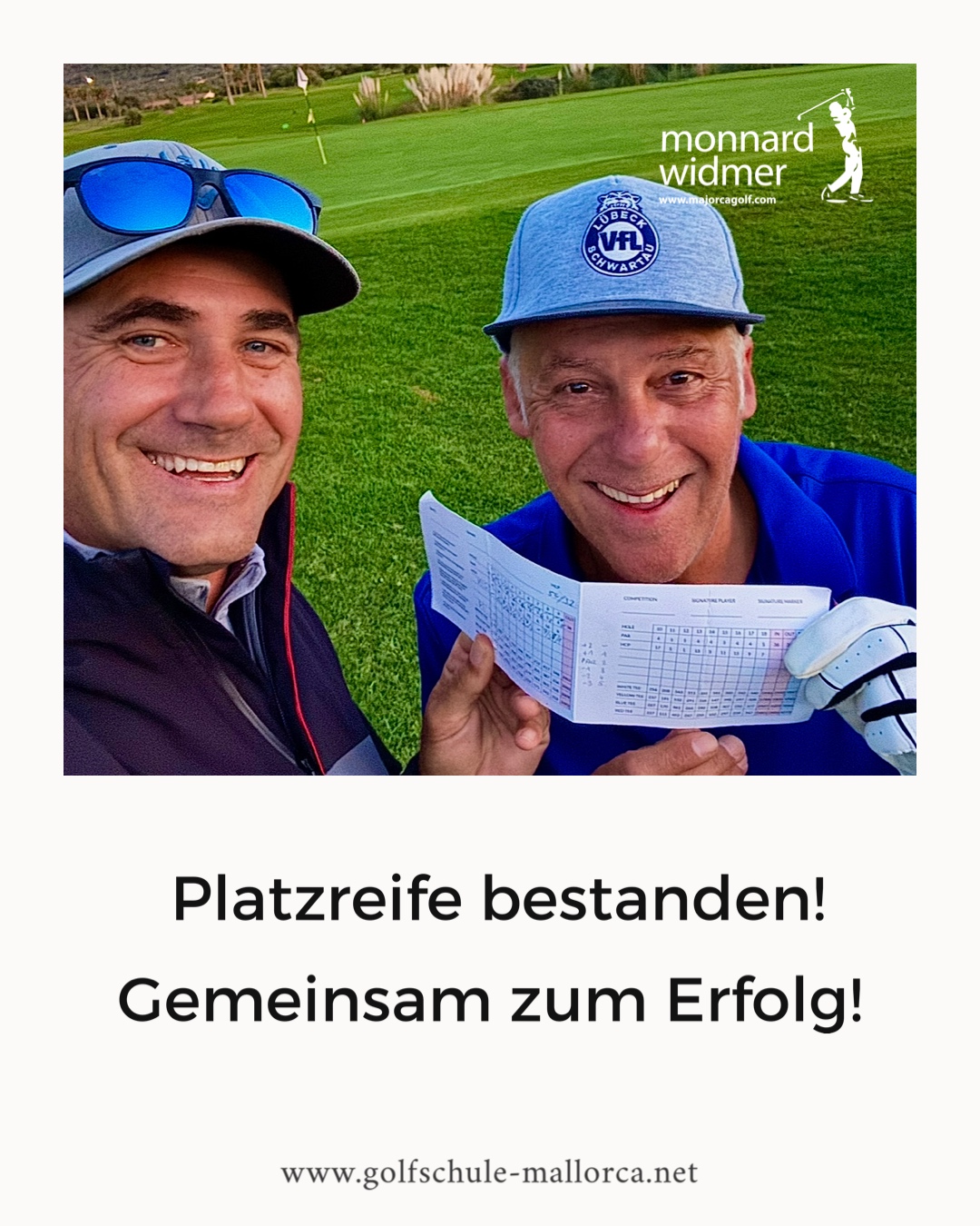 Golflehrer Michel und ein Schüler halten lachend die Scorekarte nach bestandener Platzreifeprüfung in der Golfschule Monnard.