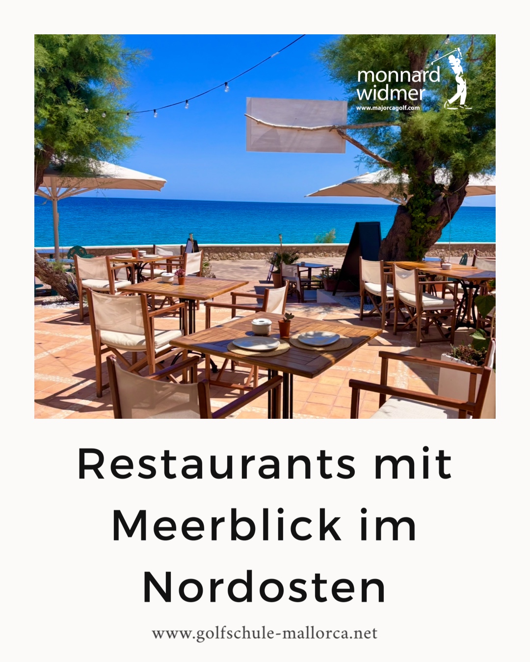 Restaurant mit Holzstühlen unter schattigen Bäumen, direkt am Meer mit Blick auf das türkisfarbene Wasser und den strahlend blauen Himmel im Nordosten Mallorcas.