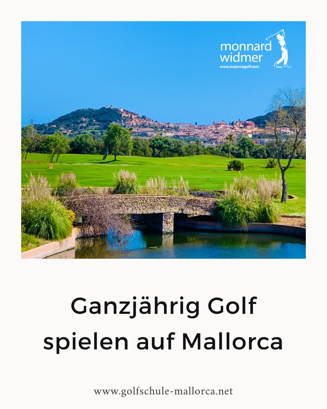 Golfplatz mit Blick auf das Dorf Capdepera, blauer Himmel und die Holzbrücke über das Wasserhindernis an Loch 9 – angenehme Bedingungen für ganzjähriges Golf auf Mallorca.