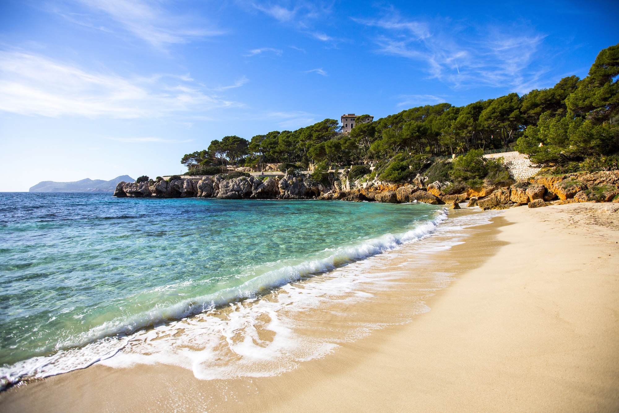 Sandstrand und Naturküste im Nordosten Mallorcas nahe Capdepera – ruhige Umgebung ideal zur Kombination von Golftraining und Urlaub.