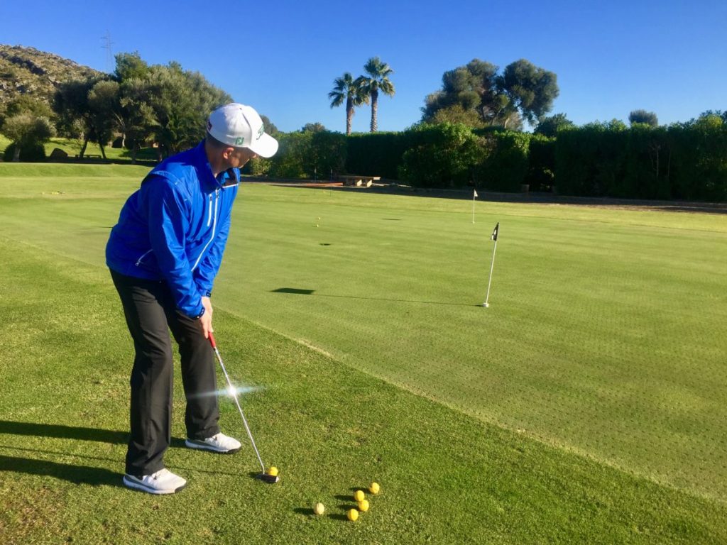 Putten vom Vorgrün, einmal 30 cm vor dem Grünrand, einmal 1 m. Wie stark bremst das Vorgrün?