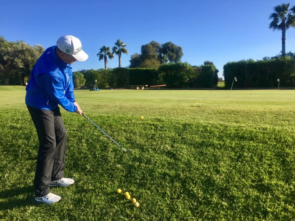 Hanglage beherrschen. Entweder gegen oder mit dem Hang. Super interessant zu sehen, was der Golfer daraus macht.
