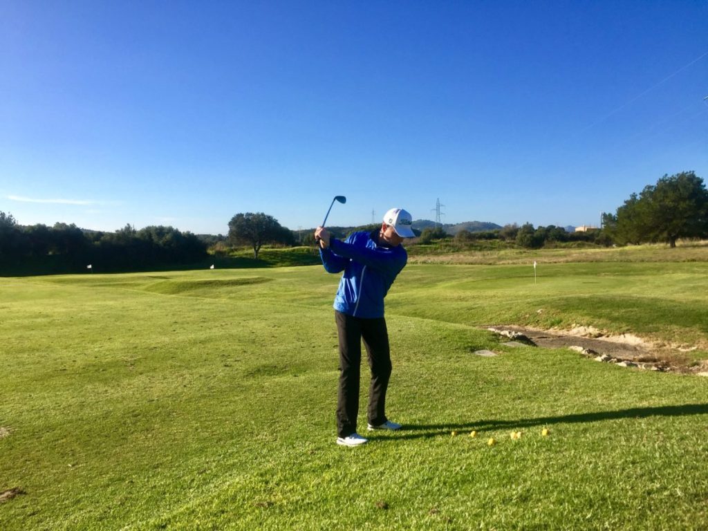 Pitch-Schläge von Hanglage und Semirough auf verkleinertes Grün.