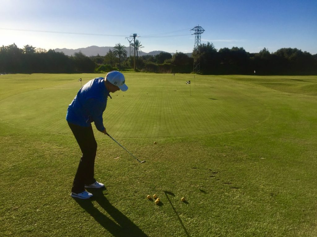 Einmal flach mit einem 8er Eisen chippen, dann einmal mit dem Pitching Wedge – zwei unterschiedliche Ziele.