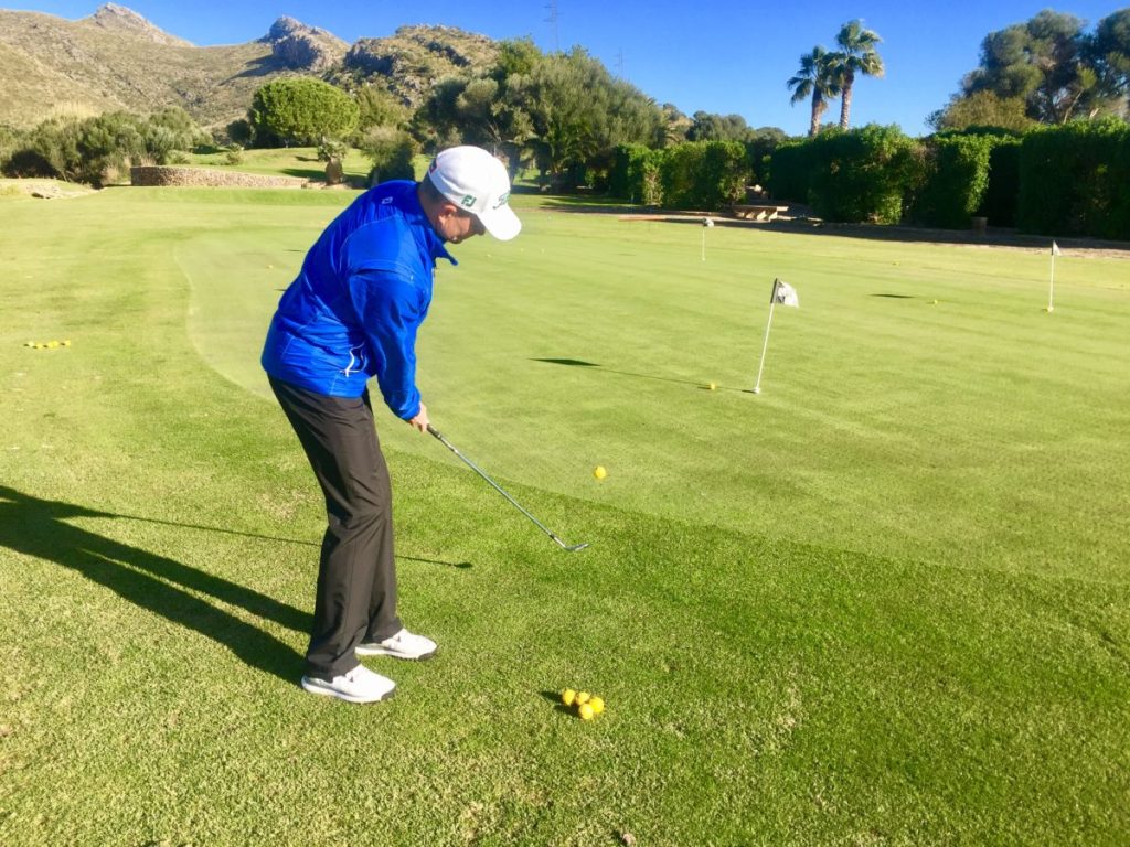 Kurzer Chip mit dem Sandwedge.