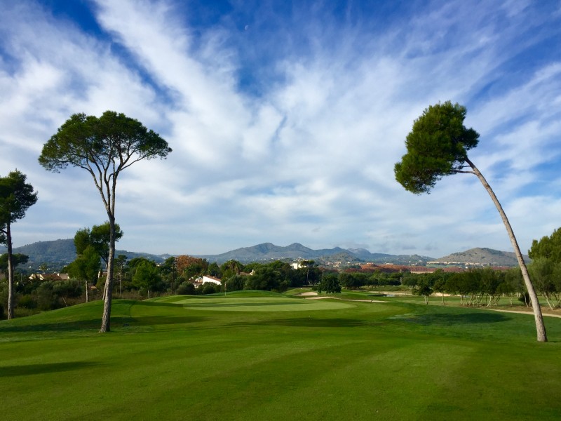 [:es]Cuando uno quiere empezar con un deporte, debe estar seguro de que este le va a proporcionar muchos momentos memorables. [:en]If you want to start with a sport, you want to be sure that this sport is offering lots and lots of memorable moments. In this, Golf is king.[:de]Wenn jemand mit einem Sport anfängt, will er auch sicher sein, dass schöne Momente entstehen. Das hat Golf ganz sicher.[:]